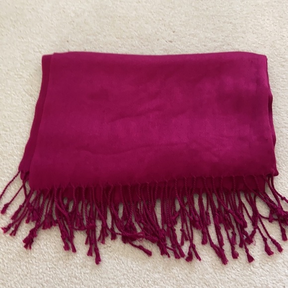 Scarf/wrap in raspberry color, soft and light - Picture 5 of 5